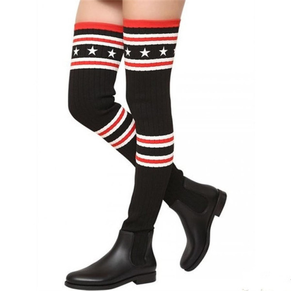 Γυναικείες  casual μπότες που συνοδεύονται από μακρόστενες μακριές κάλτσες