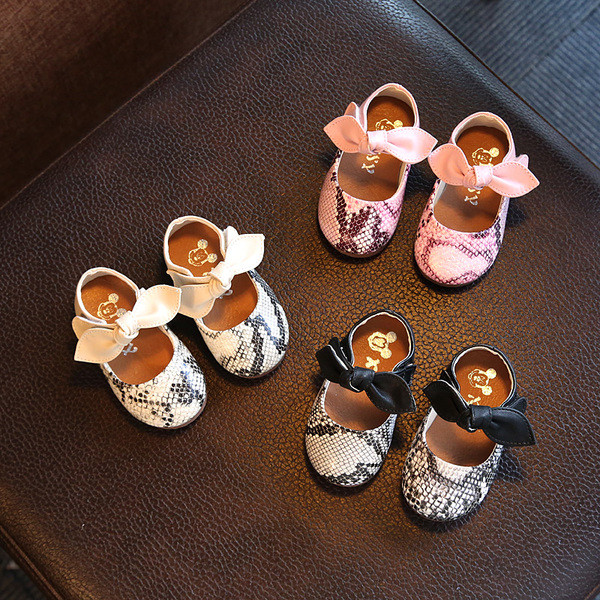 Красиви детски мокасини за момичета с лепенки и панделка в три цвята