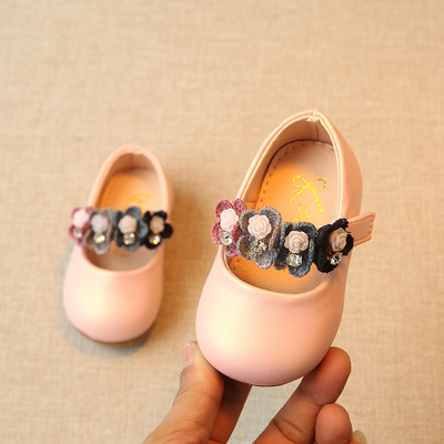 Όμορφα παιδικά μοκασίνια για κορίτσια με  λουράκια βελκρό και διακόσμηση λουλουδιών
