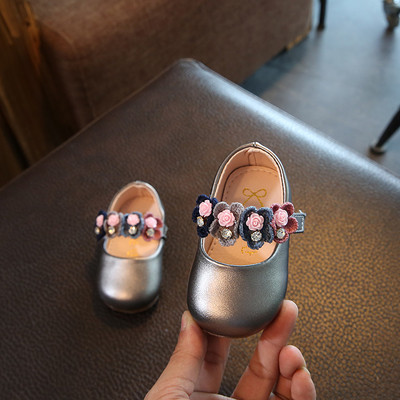 Όμορφα παιδικά μοκασίνια για κορίτσια με  λουράκια βελκρό και διακόσμηση λουλουδιών