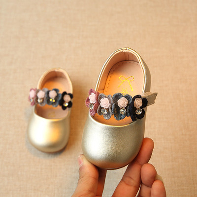 Όμορφα παιδικά μοκασίνια για κορίτσια με  λουράκια βελκρό και διακόσμηση λουλουδιών