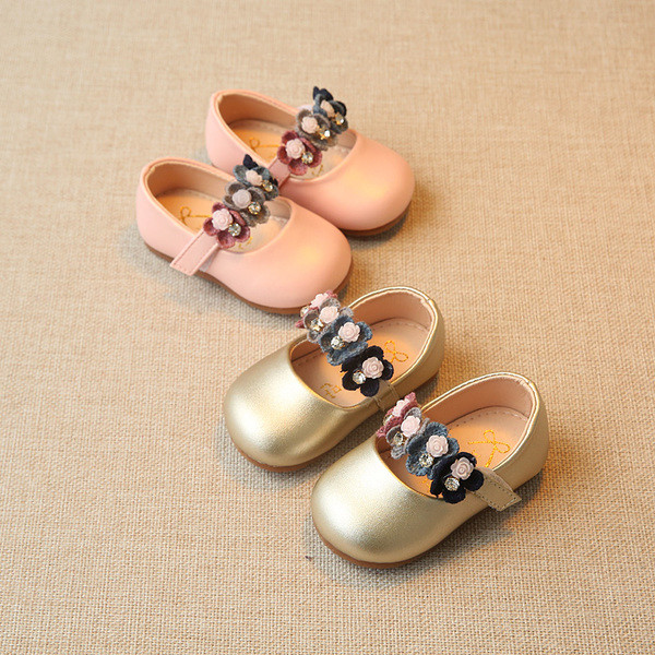 Όμορφα παιδικά μοκασίνια για κορίτσια με  λουράκια βελκρό και διακόσμηση λουλουδιών