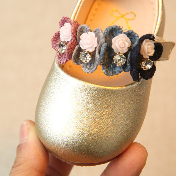 Όμορφα παιδικά μοκασίνια για κορίτσια με  λουράκια βελκρό και διακόσμηση λουλουδιών