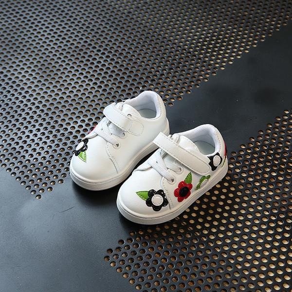 Όμορφα παιδικά πάνινα παπούτσια για κορίτσια με  λουράκια βελκρό και έγχρωμο κέντημα