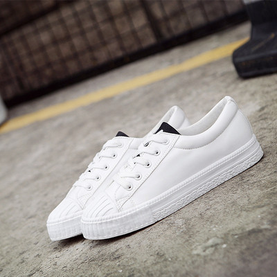 Αθλητικά-κομψά γυναικεία παπούτσια  με επίπεδη σόλα από καουτσούκ  σε μαύρο και άσπρο χρώμα