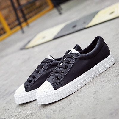 Αθλητικά-κομψά γυναικεία παπούτσια  με επίπεδη σόλα από καουτσούκ  σε μαύρο και άσπρο χρώμα