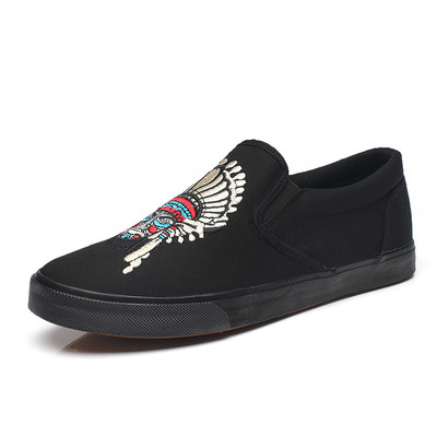 Κομψά μαύρα ανδρικά μοκασίνια  με ενδιαφέρουσα έγχρωμη εκτύπωση