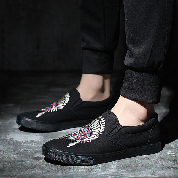 Κομψά μαύρα ανδρικά μοκασίνια  με ενδιαφέρουσα έγχρωμη εκτύπωση