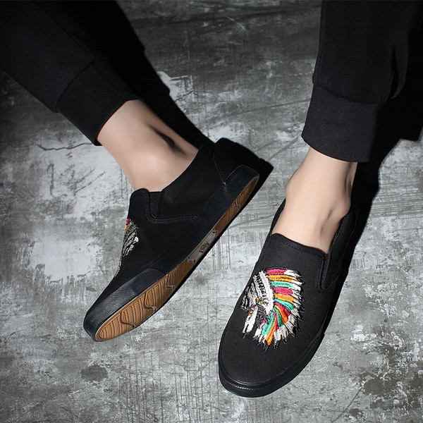 Κομψά μαύρα ανδρικά μοκασίνια  με ενδιαφέρουσα έγχρωμη εκτύπωση