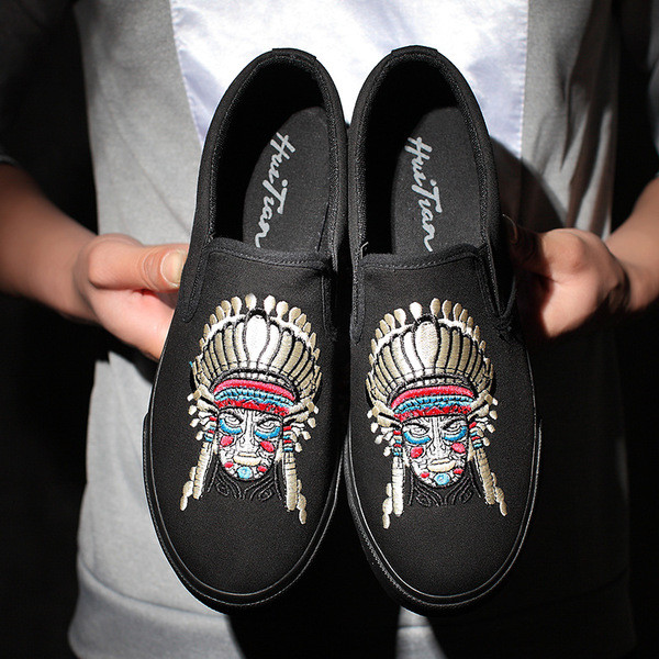 Κομψά μαύρα ανδρικά μοκασίνια  με ενδιαφέρουσα έγχρωμη εκτύπωση