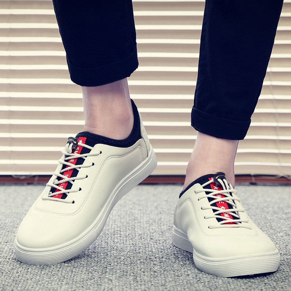 Casual ανδρικά πάνινα παπούτσια με μια λευκή επίπεδη, πολύ άνετη σόλα