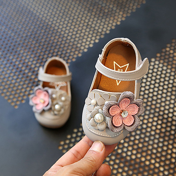 Άνετα παιδικά μοκασίνια για κορίτσια με λουλούδια διακόσμησης και χάντρες και  λουράκια βελκρό σε τρία χρώματα