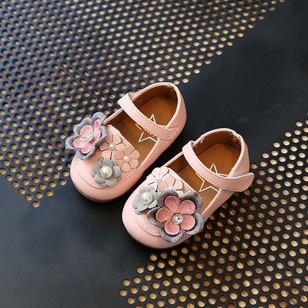 Άνετα παιδικά μοκασίνια για κορίτσια με λουλούδια διακόσμησης και χάντρες και  λουράκια βελκρό σε τρία χρώματα