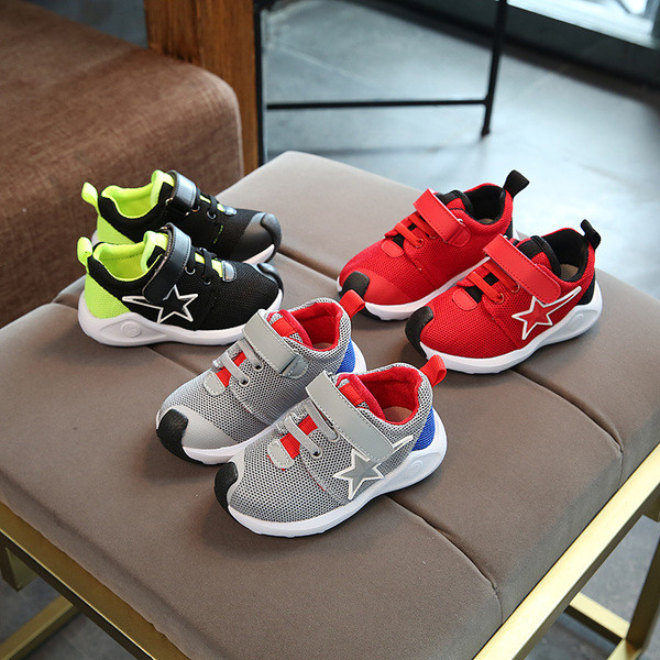 Αθλητικά παπούτσια για παιδιά σε γκρι, μαύρο και κόκκινο χρώμα