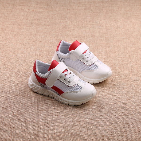 Αθλητικά παιδικά παπούτσια για αγόρια με δίχτυ και λουράκια βελκρό σε τρία χρώματα