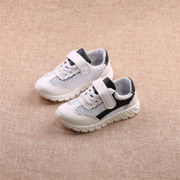 Αθλητικά παιδικά παπούτσια για αγόρια με δίχτυ και λουράκια βελκρό σε τρία χρώματα