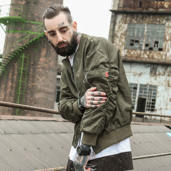 Κομψό ανδρικό φούτερ σε πράσινο, κόκκινο και μαύρο χρώμα