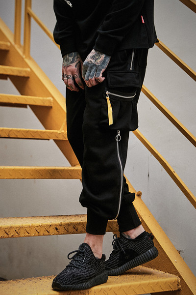 Κομψά ανδρικά παντελόνια  σε ευρύ σχέδιο με τσέπες και φερμουάρ