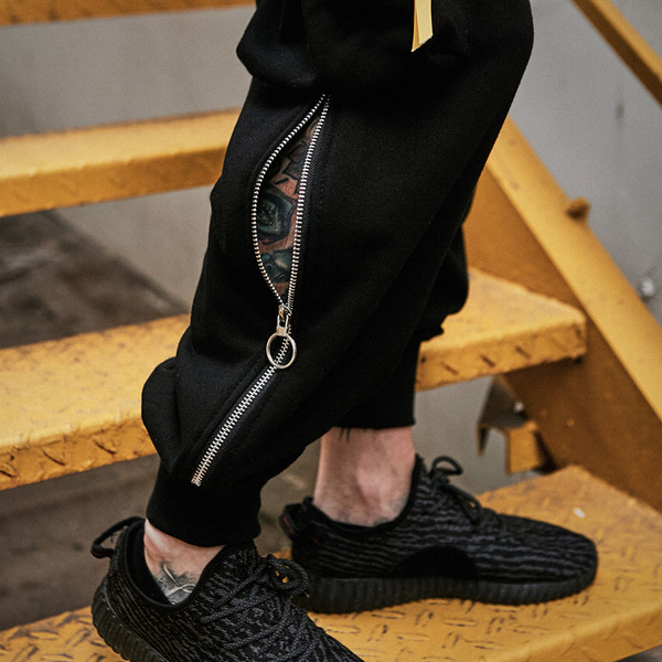 Κομψά ανδρικά παντελόνια  σε ευρύ σχέδιο με τσέπες και φερμουάρ