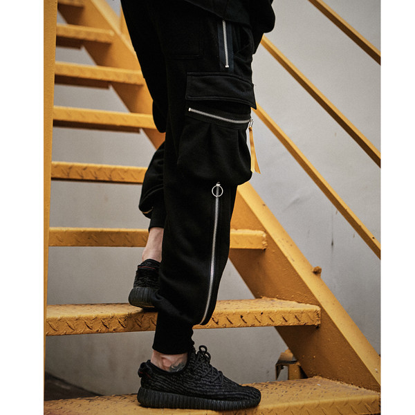 Κομψά ανδρικά παντελόνια  σε ευρύ σχέδιο με τσέπες και φερμουάρ