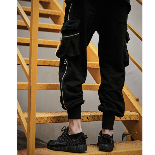 Κομψά ανδρικά παντελόνια  σε ευρύ σχέδιο με τσέπες και φερμουάρ