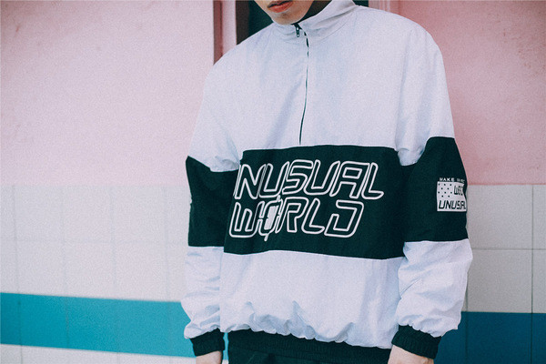 Ανδρικό φούτερ με επιγραφή σε τρία χρώματα