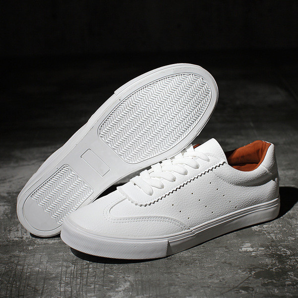 Ανδρικά casual, πολύ άνετα αθλητικά παπούτσια με επίπεδη σόλα και κορδόνα σε μαύρο και άσπρο χρώμα