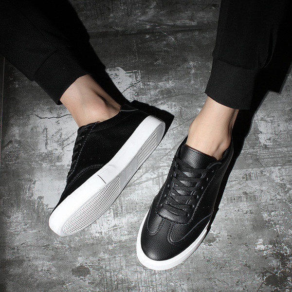 Ανδρικά casual, πολύ άνετα αθλητικά παπούτσια με επίπεδη σόλα και κορδόνα σε μαύρο και άσπρο χρώμα