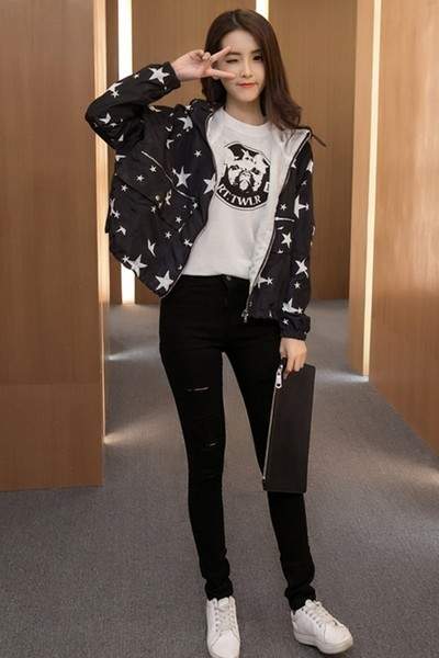 Красиво дамско яке на звезди в черен и бял цвят в широк модел с качулка