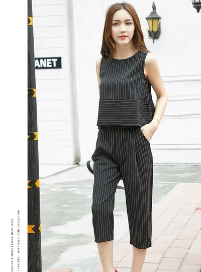 Κομψές γυναικείες φόρμες σε ευρύ σχέδιο σε δύο χρώματα