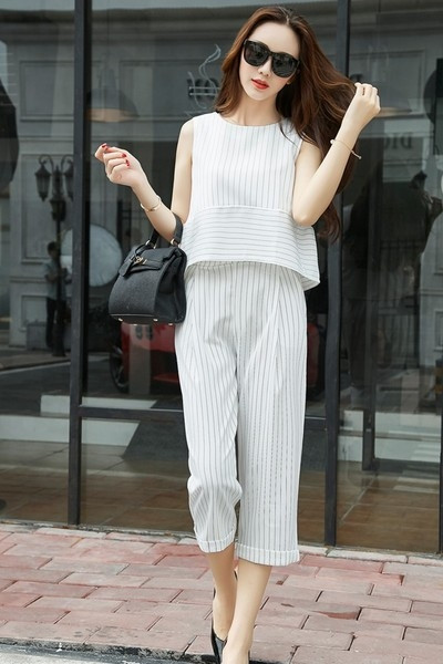 Κομψές γυναικείες φόρμες σε ευρύ σχέδιο σε δύο χρώματα