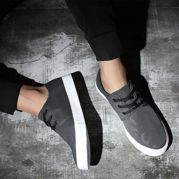 Αθλητικά παπούτσια ανδρικά  με κορδόνια και επίπεδη σόλα από καουτσούκ