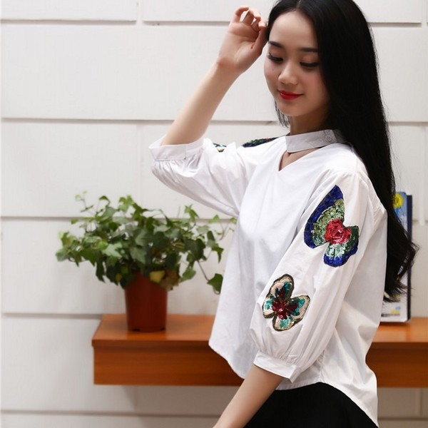 Красива и стилна дамска риза в широк модел с бродерия и пайети в черен и бял цвят