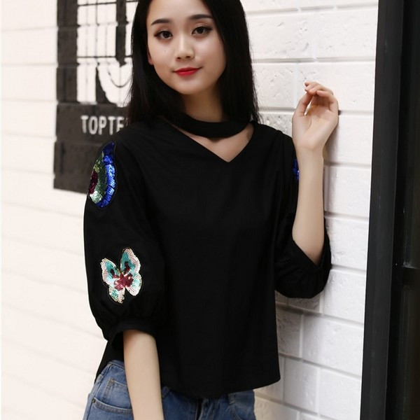 Красива и стилна дамска риза в широк модел с бродерия и пайети в черен и бял цвят