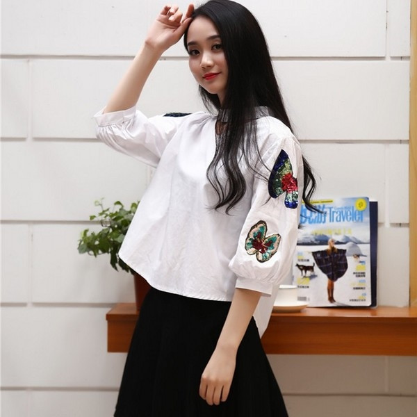 Красива и стилна дамска риза в широк модел с бродерия и пайети в черен и бял цвят