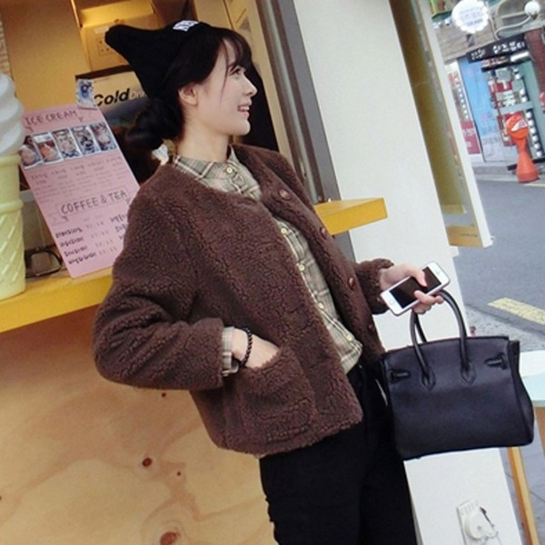 Сладко плюшено дамско яке с копчета и джобове в кафяв цвят