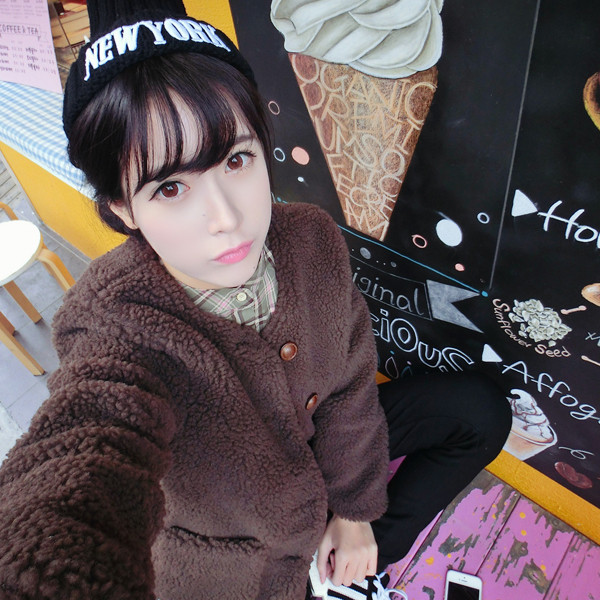 Сладко плюшено дамско яке с копчета и джобове в кафяв цвят