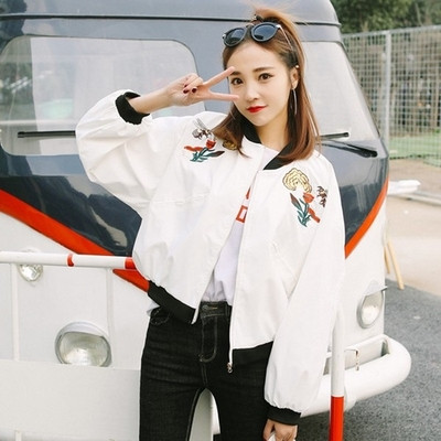 Κομψό σπορ-κομψό  γυναικείο μπουφάν  με κεντήματα σε ευρύ μοτίβο