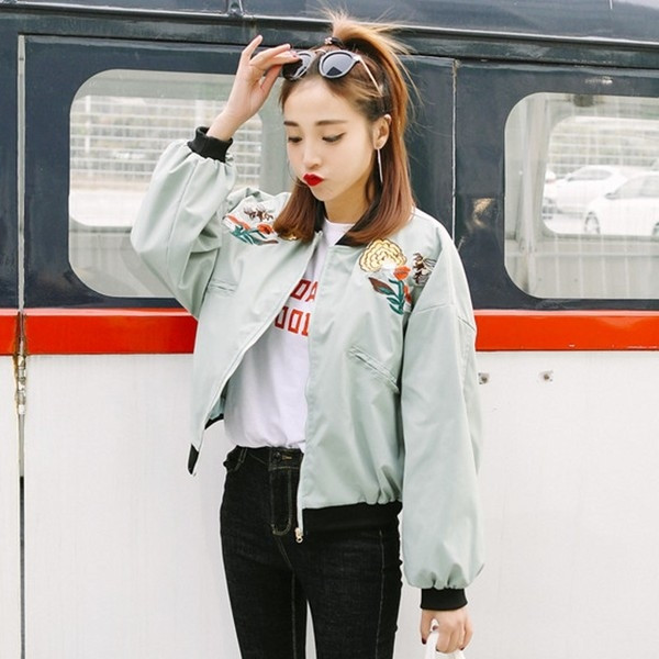 Κομψό σπορ-κομψό  γυναικείο μπουφάν  με κεντήματα σε ευρύ μοτίβο