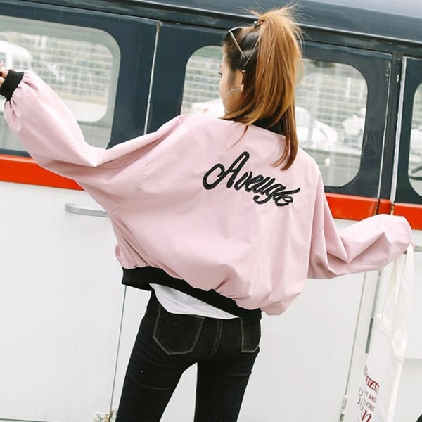 Κομψό σπορ-κομψό  γυναικείο μπουφάν  με κεντήματα σε ευρύ μοτίβο