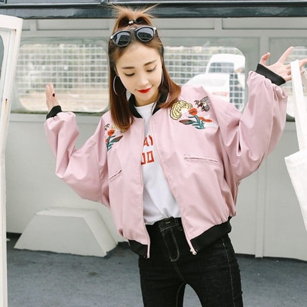 Κομψό σπορ-κομψό  γυναικείο μπουφάν  με κεντήματα σε ευρύ μοτίβο