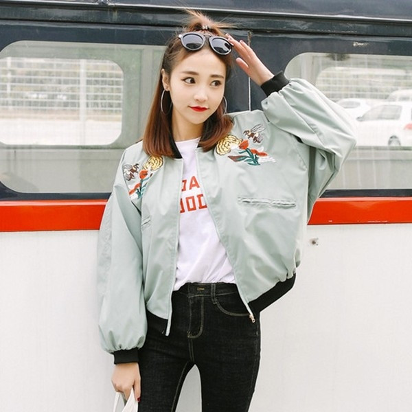 Κομψό σπορ-κομψό  γυναικείο μπουφάν  με κεντήματα σε ευρύ μοτίβο