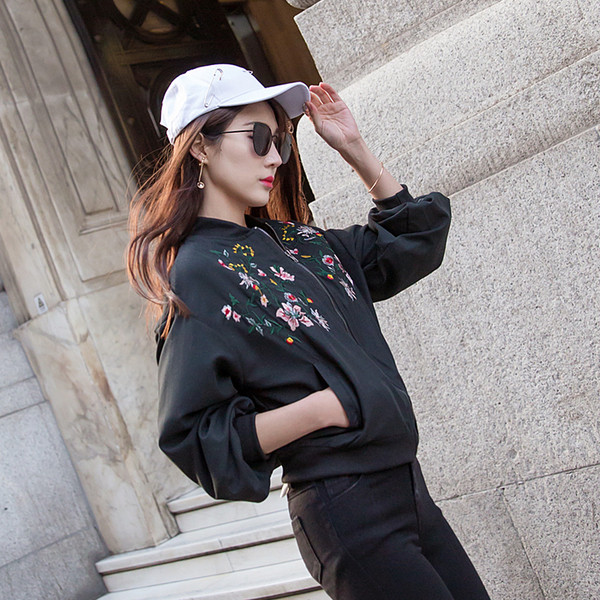 Κομψό σπορ-κομψό γυναικείο μπουφάν με φαρδιά μανίκια και κεντήματα, σε λευκό και μαύρο χρώμα