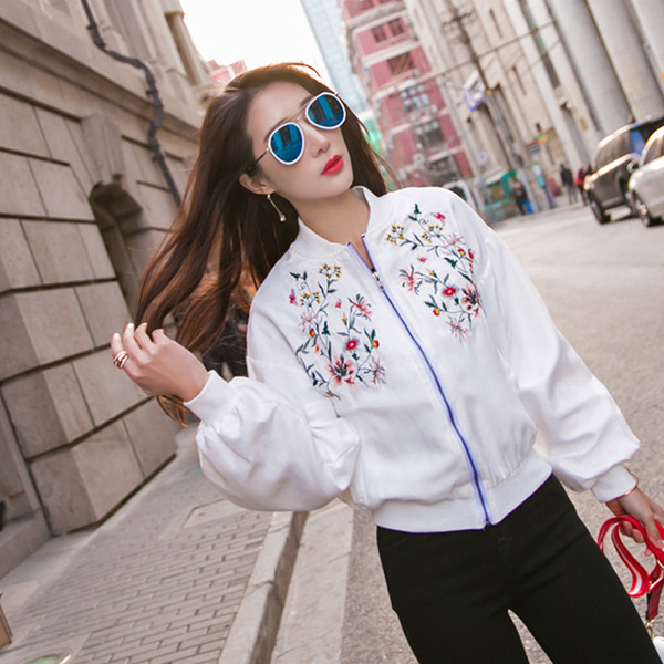 Κομψό σπορ-κομψό γυναικείο μπουφάν με φαρδιά μανίκια και κεντήματα, σε λευκό και μαύρο χρώμα