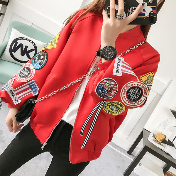 Актуално дамско яке в широк модел с бродерия на ръкавите в черен и червен цвят