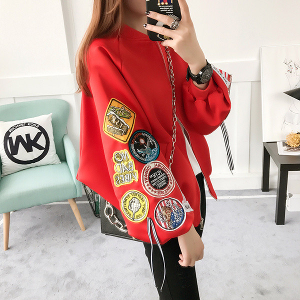 Актуално дамско яке в широк модел с бродерия на ръкавите в черен и червен цвят