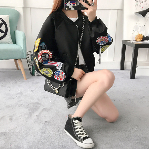 Актуално дамско яке в широк модел с бродерия на ръкавите в черен и червен цвят