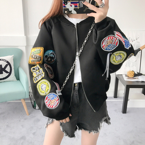 Актуално дамско яке в широк модел с бродерия на ръкавите в черен и червен цвят