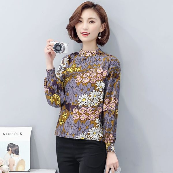 Κομψή κυρία μπλούζα με μακριά μανίκια και floral μοτίβα