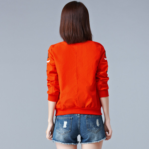 Slim γυναικείο σακάκι  με κεντήματα σε τρία χρώματα